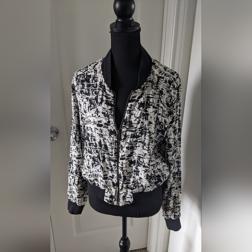 Hollister Black and white zipper front lightweight jacket, size large